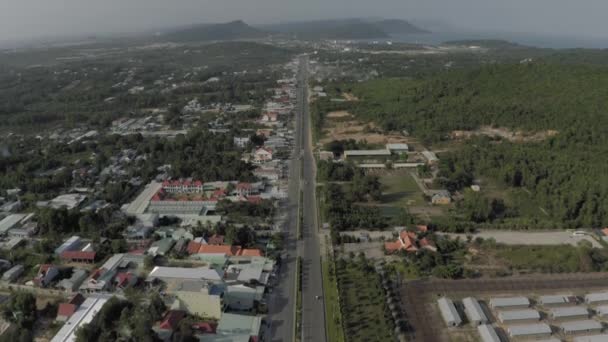 Vie en ville, Voitures et vélos circulation sur la route asphaltée au Vietnam 4K Drone shot — Video