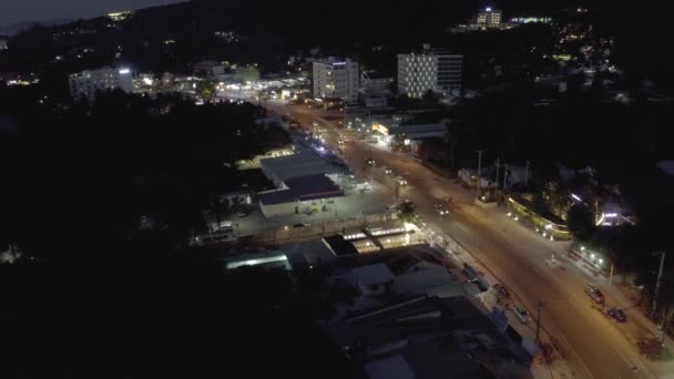 Vida noturna da cidade, carros e bicicletas tráfego na estrada de asfalto no Vietnã 4K Drone shot — Vídeo de Stock