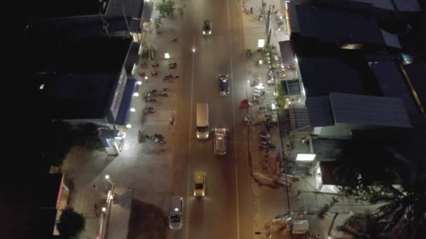 Νυχτερινή ζωή της πόλης, Αυτοκίνητα και ποδήλατα κυκλοφορίας σε ασφαλτοστρωμένο δρόμο στο Βιετνάμ 4k Drone πυροβόλησε — Αρχείο Βίντεο