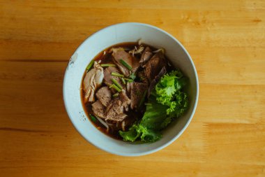 Asya 'da erişte ve otlu biftek çorbası.