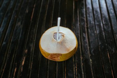 Asya 'daki markette genç yeşil hindistan cevizleri