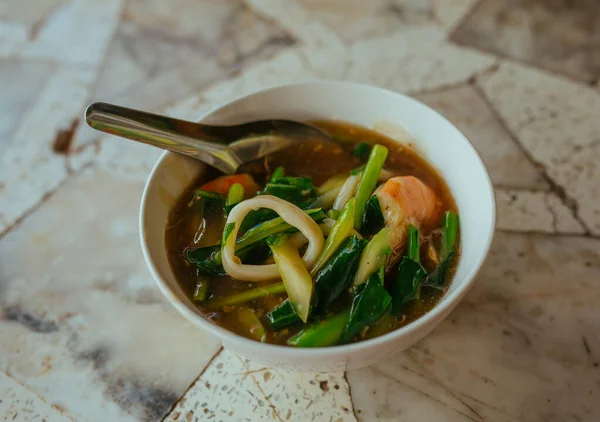Sup makanan laut dengan cumi-cumi dan udang di Asia — Stok Foto