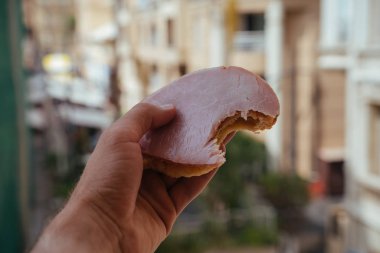 Beyaz ekmek sandviçi, içinde Hum ve Salata olan Monako 'da erkekler el ele.