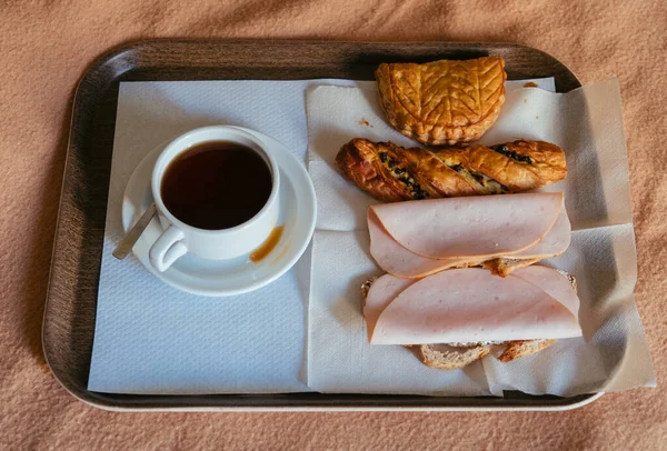 Сэндвич с белым хлебом и салатом с чаем или кофе в отеле — стоковое фото