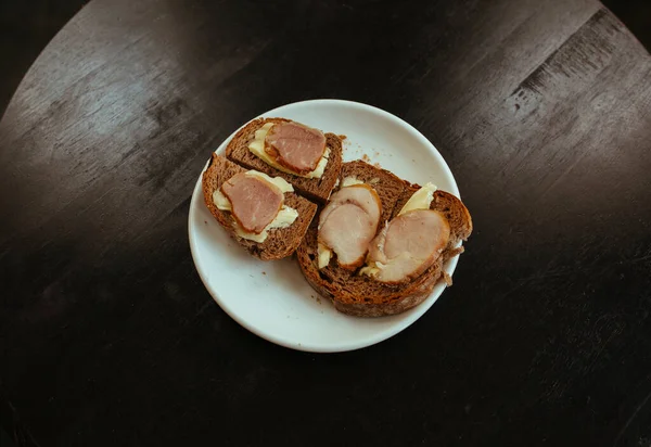 Desayuno, sándwich de pan negro con zumbido en plato blanco — Foto de Stock