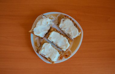 Ekmek, ekşi krema ve tereyağlı.