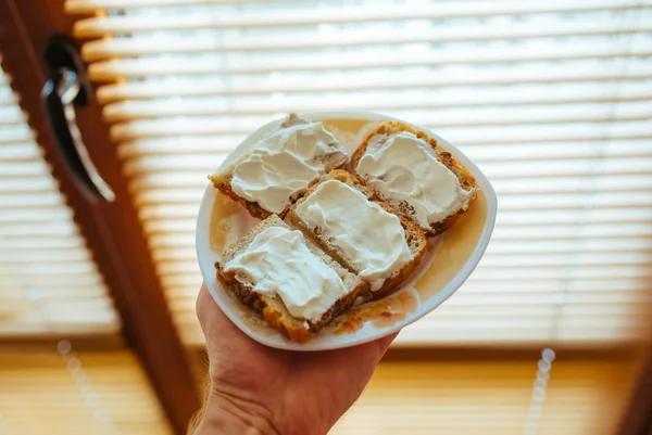Хлеб со сметаной и маслом на тарелке — стоковое фото