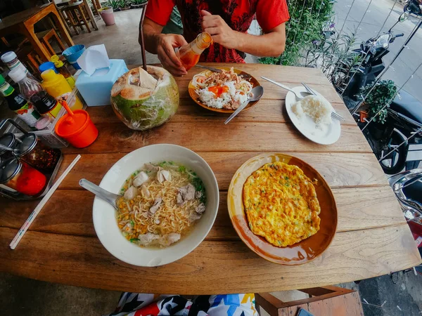 Frühstück in Thailand, Omelett mit Gemüse und Nudelsuppe — Stockfoto