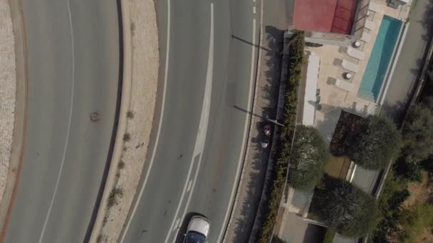 Autos und Fahrräder Straßenverkehr entlang der Serpentine am Meer — Stockvideo