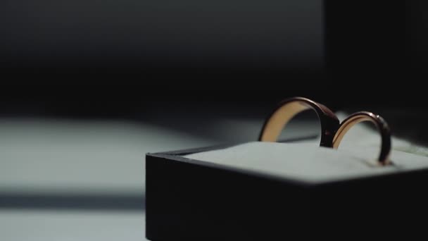 Guld vigselringar Macro närbild lensflare skjuta Diamon smycken — Stockvideo