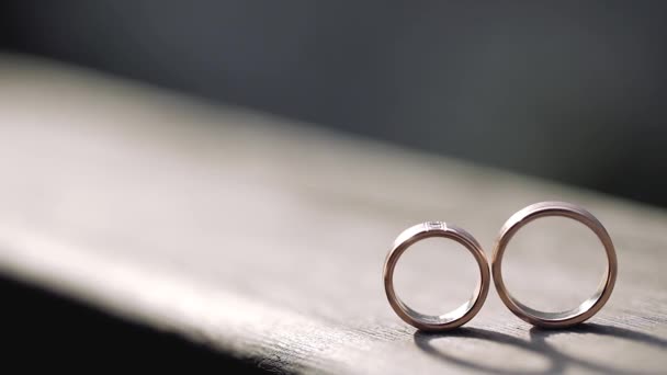 婚礼戒指宏观特写金银十二元珠宝在阳光下 — 图库视频影像