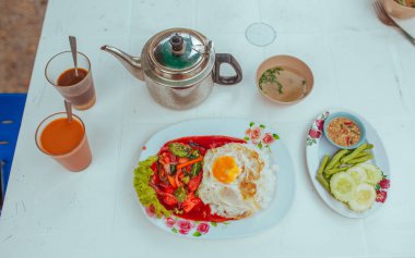 Sebzeli omlet, Tayland çayı ve çorba.