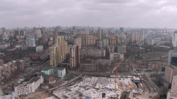 Casas de estar e bloco de apartamentos em Kiev 4K voo Drone — Vídeo de Stock