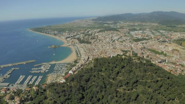 Yates en Blanes ciudad puerto en el Mediterráneo verano España vuelo drone 4K — Vídeos de Stock