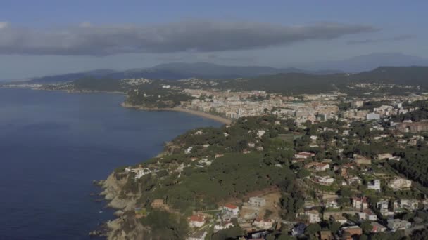 Lloret de mar am Mittelmeer im Sommer Spanien 4k Drohnenflug — Stockvideo