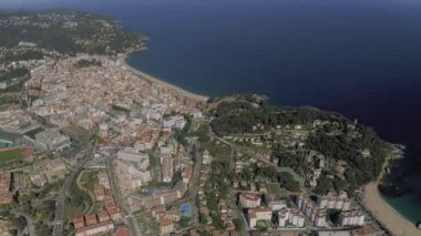 Lloret de Mar Akdeniz 'de yaz ayında İspanya' da 4k drone uçuşu