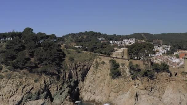Tossa de mar Stadt am Mittelmeer im Sommer Spanien 4k Drohnenflug — Stockvideo