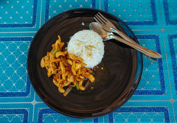 Asiatisches Kitcken, indische Nuss mit Huhn und Reis auf dem Tisch — Stockfoto