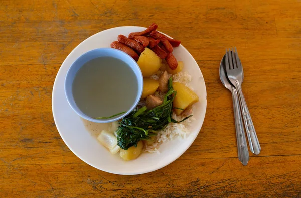 Asiatisches Dinner mit Suppe und Gabel auf dem Tisch — Stockfoto