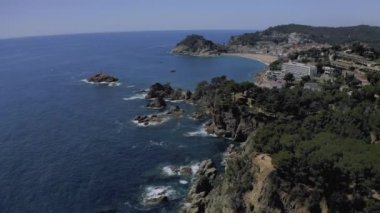 Akdeniz kıyısındaki Tossa de Mar şehri yazın İspanya 4k insansız hava aracı uçuşu