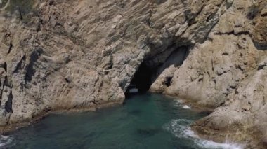 Akdeniz kıyısındaki Tossa de Mar şehri yazın İspanya 4k insansız hava aracı uçuşu