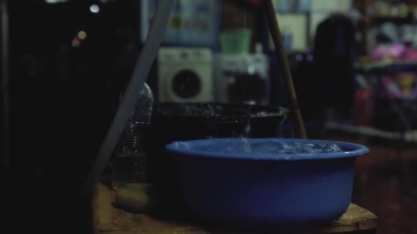 Cuenca del agua Lluvia fuerte en la ciudad nocturna con luces de coche — Vídeos de Stock