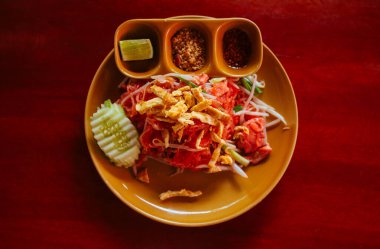 Tahta masada fındıklı taze sebze salatası.