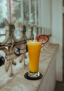 Sıcak yaz Asya 'sında taze meyve suyu.