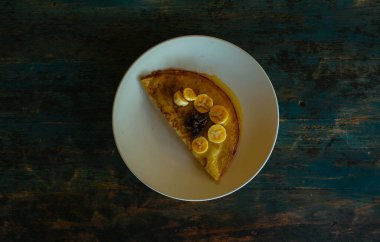 Kil tabakta tatlı ballı ve muzlu krep.