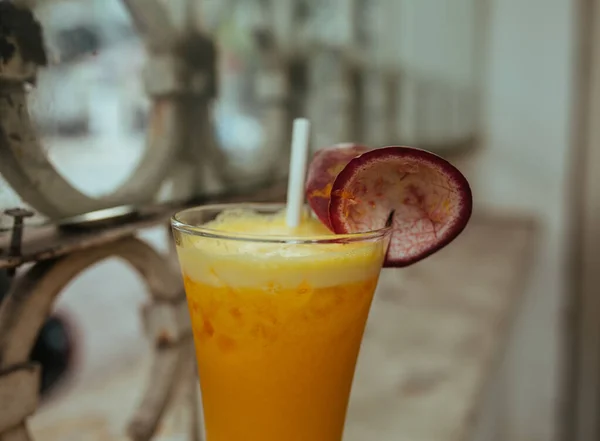 Čerstvý ovocný koktejl v horkém létě Asie — Stock fotografie
