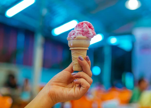 Zmrzlina ve vaflovacím šálku v dívčí ruce v Asii — Stock fotografie