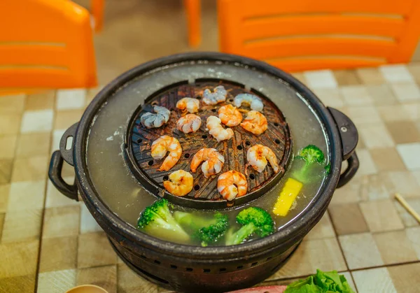 Proceso de cocción de camarones y verduras en Hot Pot pan Grill en el restaurante —  Fotos de Stock