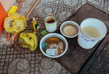 Asya 'da sokakta bulaşık yıkamak.