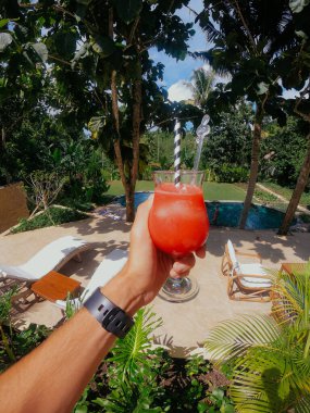 Nusa Penida adasında yüzme havuzunun yanında meyve tozu.