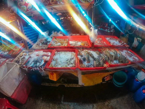 Морська їжа на нічному ринку в Таїланді (Азія). — стокове фото