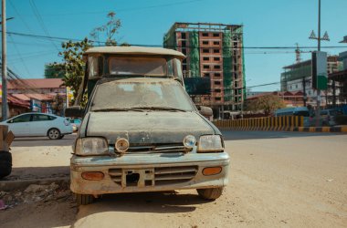 Tuk-Tuk Taksi, Asya 'da eski, kırık ve paslı bir araba.