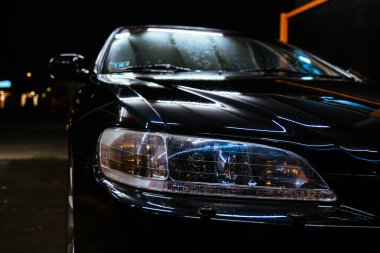 Gece araba yıkama zamanı siyah araba ve lamba aydınlatma