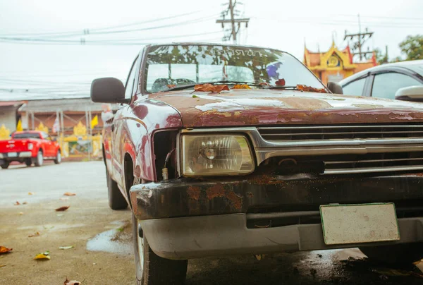 Vieille voiture cassée et rouillée en été Asie — Photo