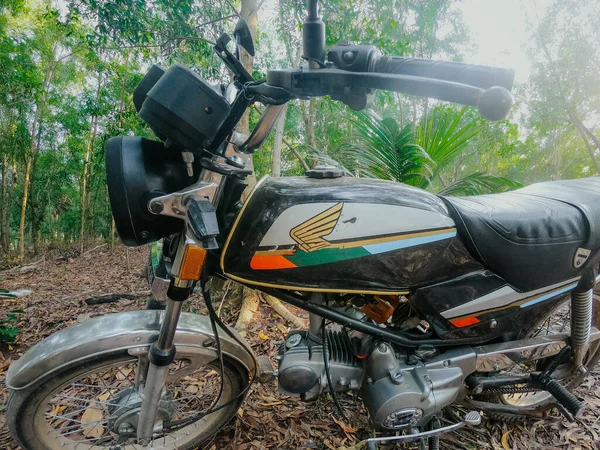 Moto, scooter, transport traditionnel à deux roues en Asie — Photo