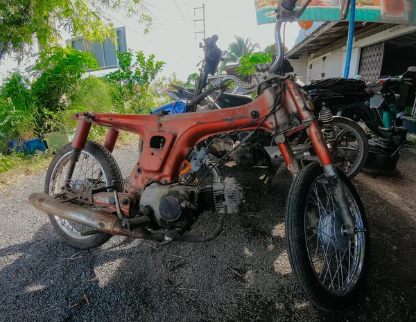 Moto, scooter, transport traditionnel à deux roues en Asie — Photo