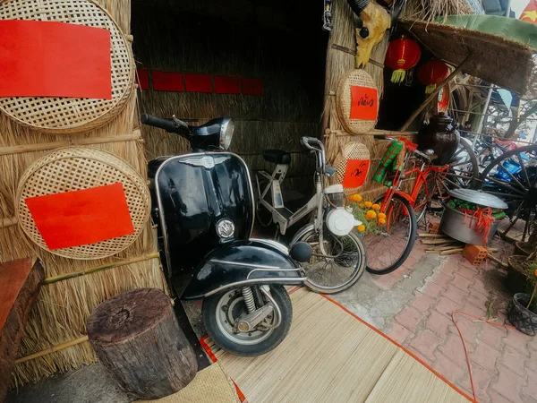 Motorfiets, scooter, traditionele twee wielen vervoer in Azië — Stockfoto