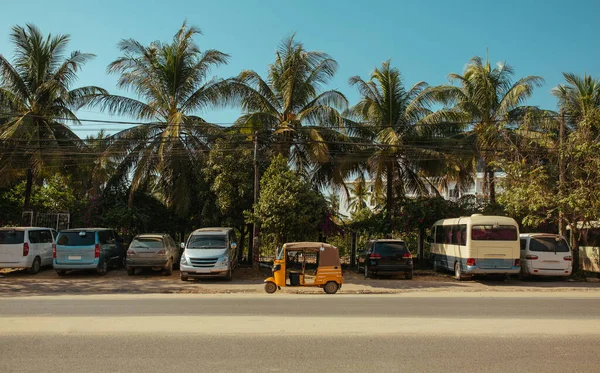 Tuk-Tuk-Taxi, altes kaputtes und rostiges Auto im Sommer in Asien — Stockfoto