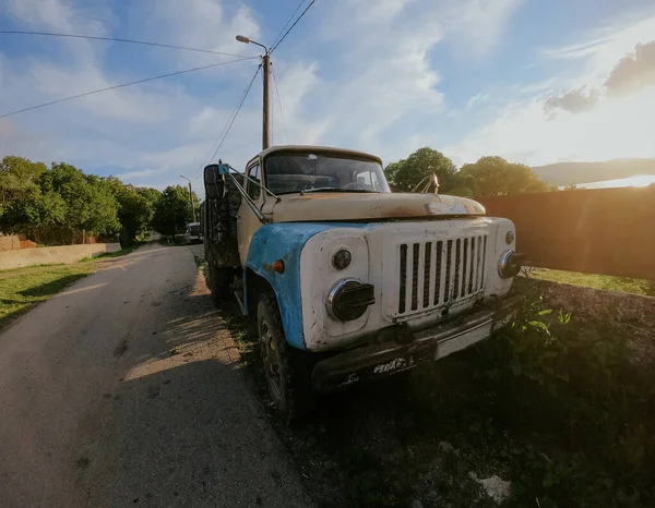 Oude gebroken en roestige Ussr tijden Gaz vrachtwagen Auto in de zomer Georgië — Stockfoto
