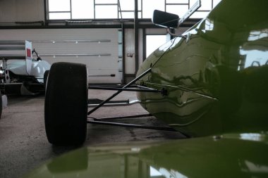 Spor araba, yeşil formül mototrack 'in yanındaki garajda.