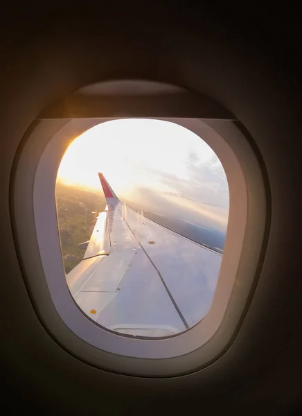 Avião amanhecer janelas vista na asa da aeronave a partir da cabine, skyline transporte — Fotografia de Stock