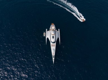 Monte Carlo şehri Monte Carlo 'da güneşli bir yat.
