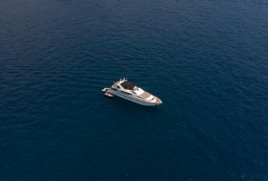 Monte Carlo şehri Monte Carlo 'da güneşli bir yat.