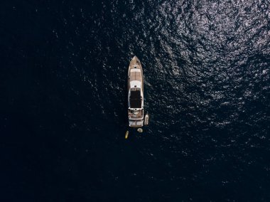 Monte Carlo şehri Monte Carlo 'da güneşli bir yat.