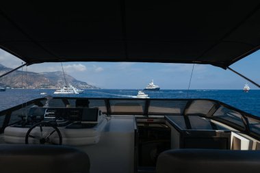 Monte Carlo şehri Monte Carlo caddesinde güneşli bir yat.