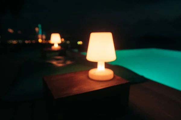 Lámpara piscina noche hotel, al aire libre, cielo, hermoso, azul, día de fiesta, lámpara, luz, resort, viaje — Foto de Stock